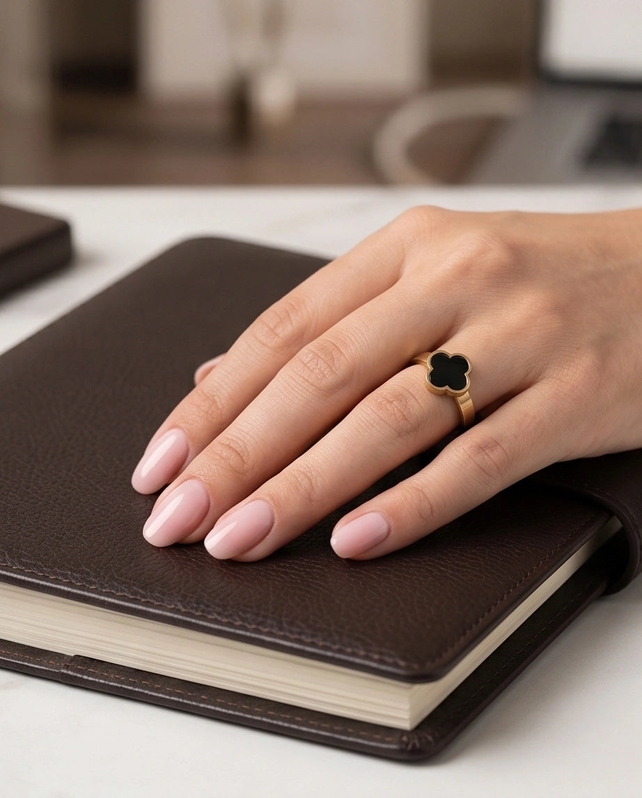 Golden Onyx Clover Minimalist Ring