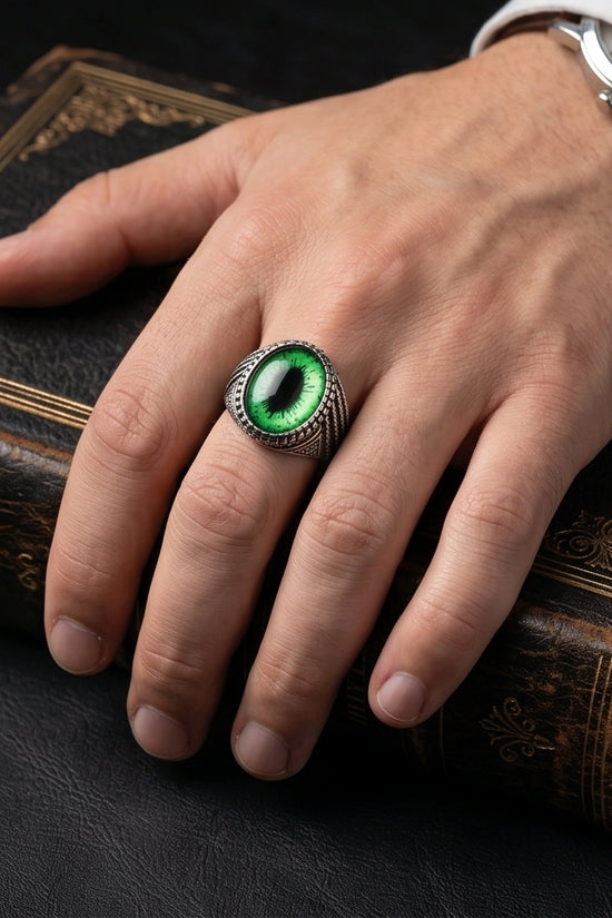 Vintage Sterling Silver Emerald Reptile's Eye Statement Ring