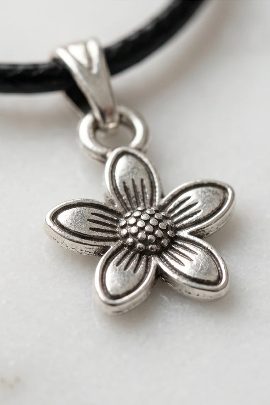 Silver Retro Five-Petal Blossom Necklace