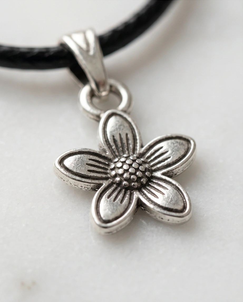 Silver Retro Five-Petal Blossom Necklace