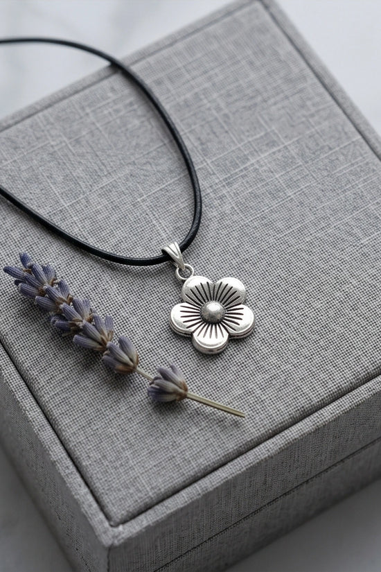 Silver Retro Flower Pendant Necklace