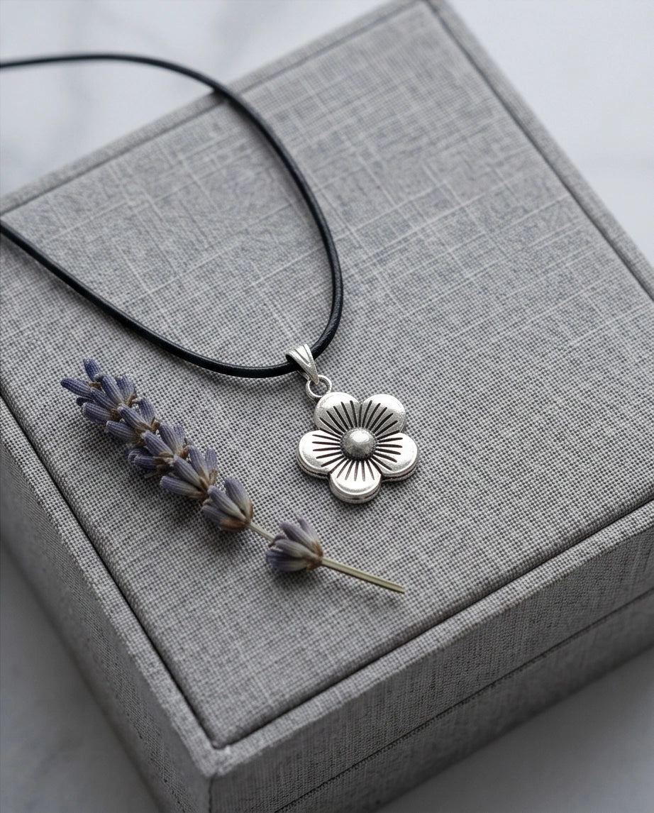 Silver Retro Flower Pendant Necklace