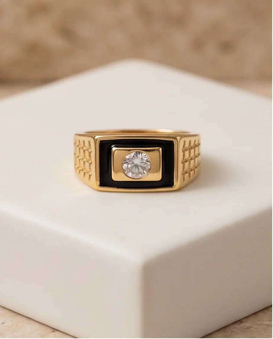 Centered Clear Gemstone Onyx Frame Lattice Gold Ring