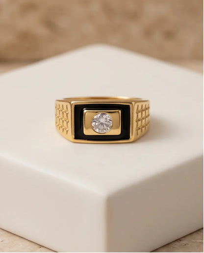 Centered Clear Gemstone Onyx Frame Lattice Gold Ring