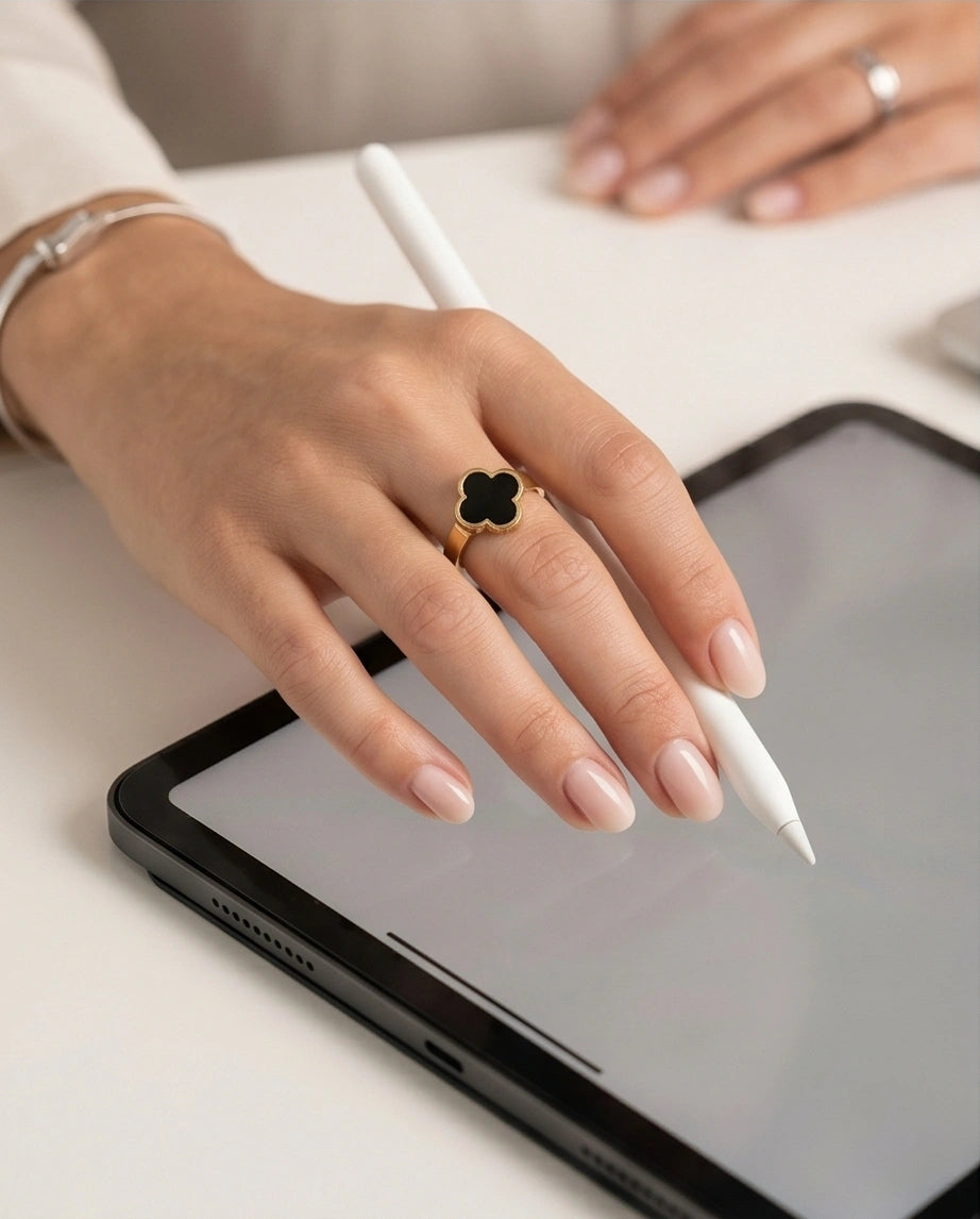 Golden Onyx Clover Minimalist Ring