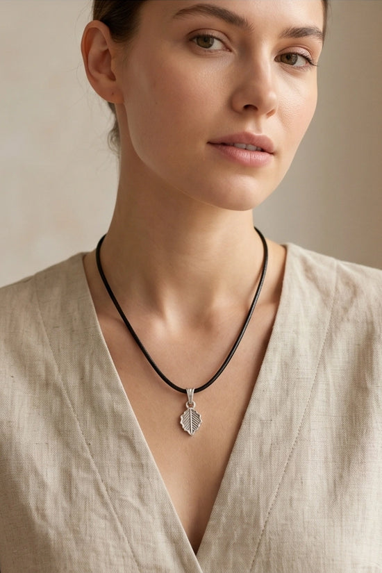 Silver Retro Wavy Leaf Necklace