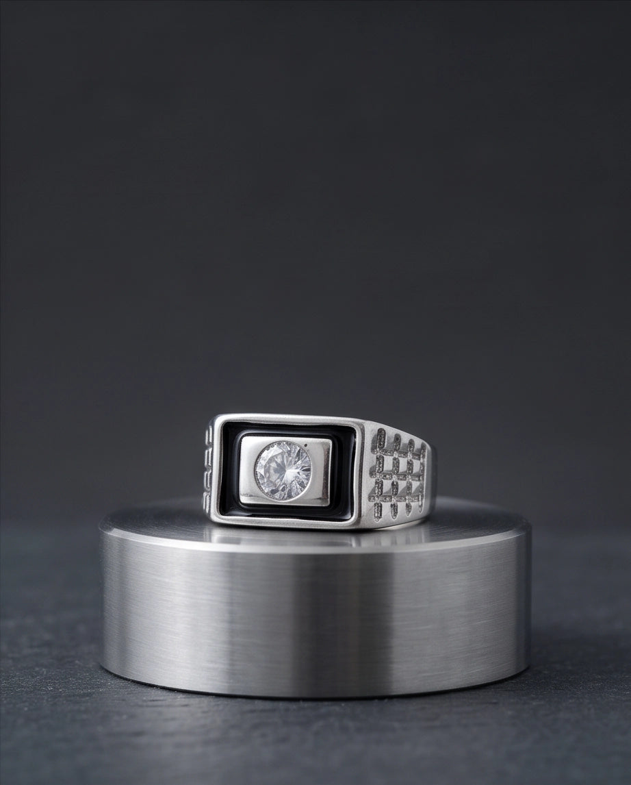 Brilliant Round Crystal Onyx-Inlay Brick-Link Band Silver Ring