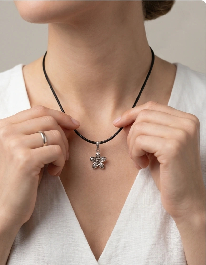 Silver Retro Five-Petal Blossom Necklace