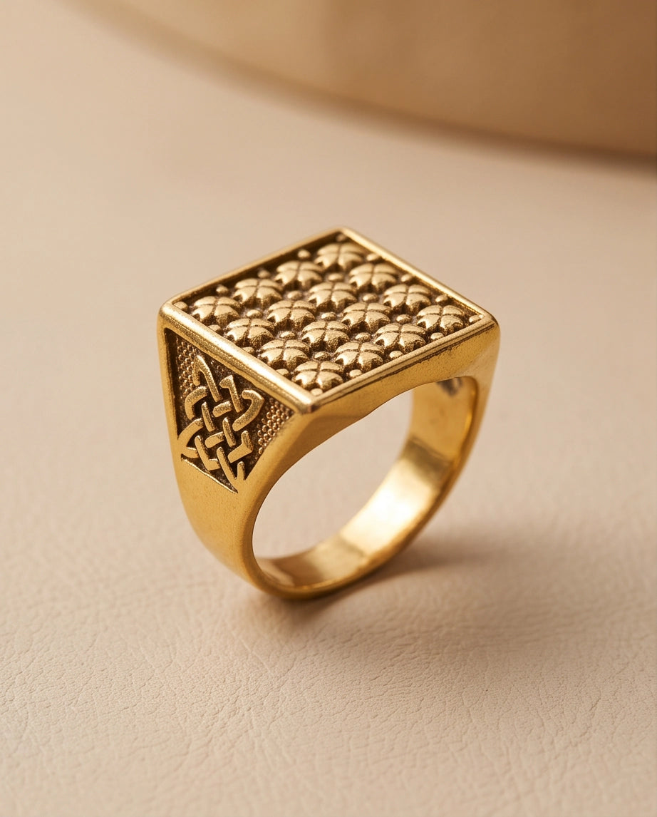 Clover Grid Gold Signet Ring