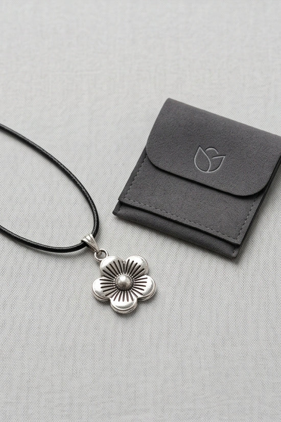 Silver Retro Flower Pendant Necklace