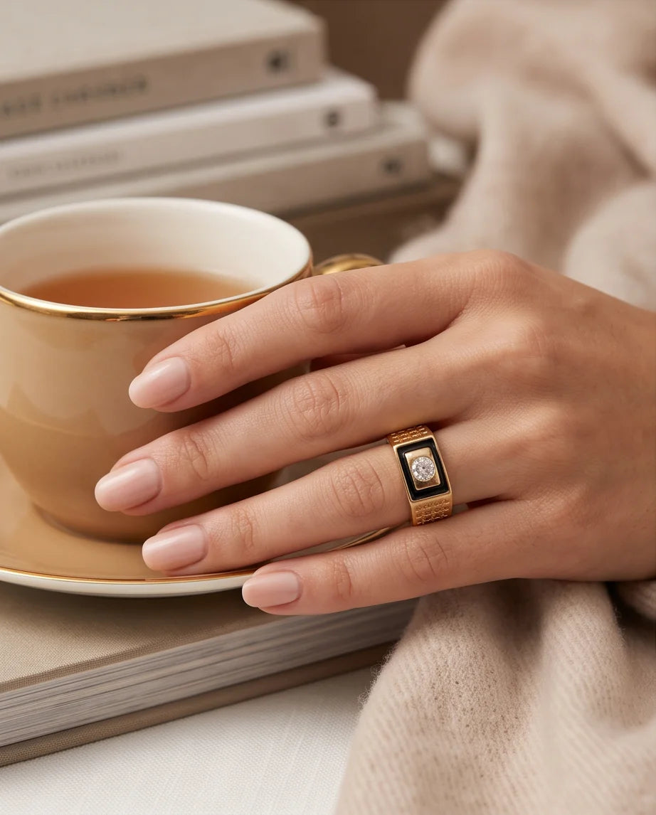Centered Clear Gemstone Onyx Frame Lattice Gold Ring