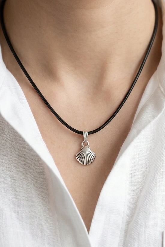Silver Retro Seashell Pendant Necklace