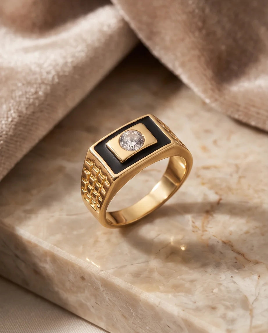 Centered Clear Gemstone Onyx Frame Lattice Gold Ring
