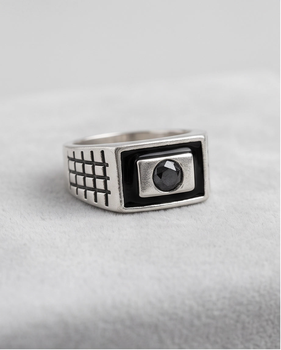 Brilliant Round Faceted Black Onyx-Inlay Grid-Shoulder Silver Ring