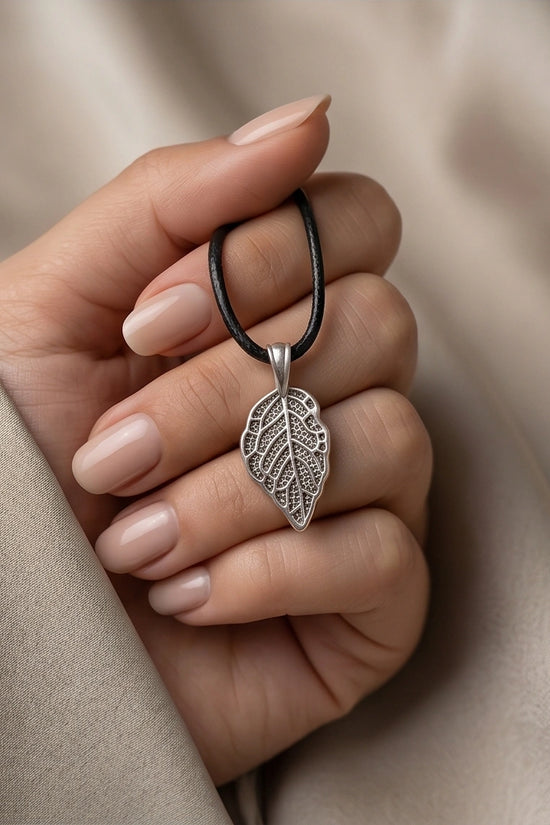 Silver Retro Textured Leaf Necklace