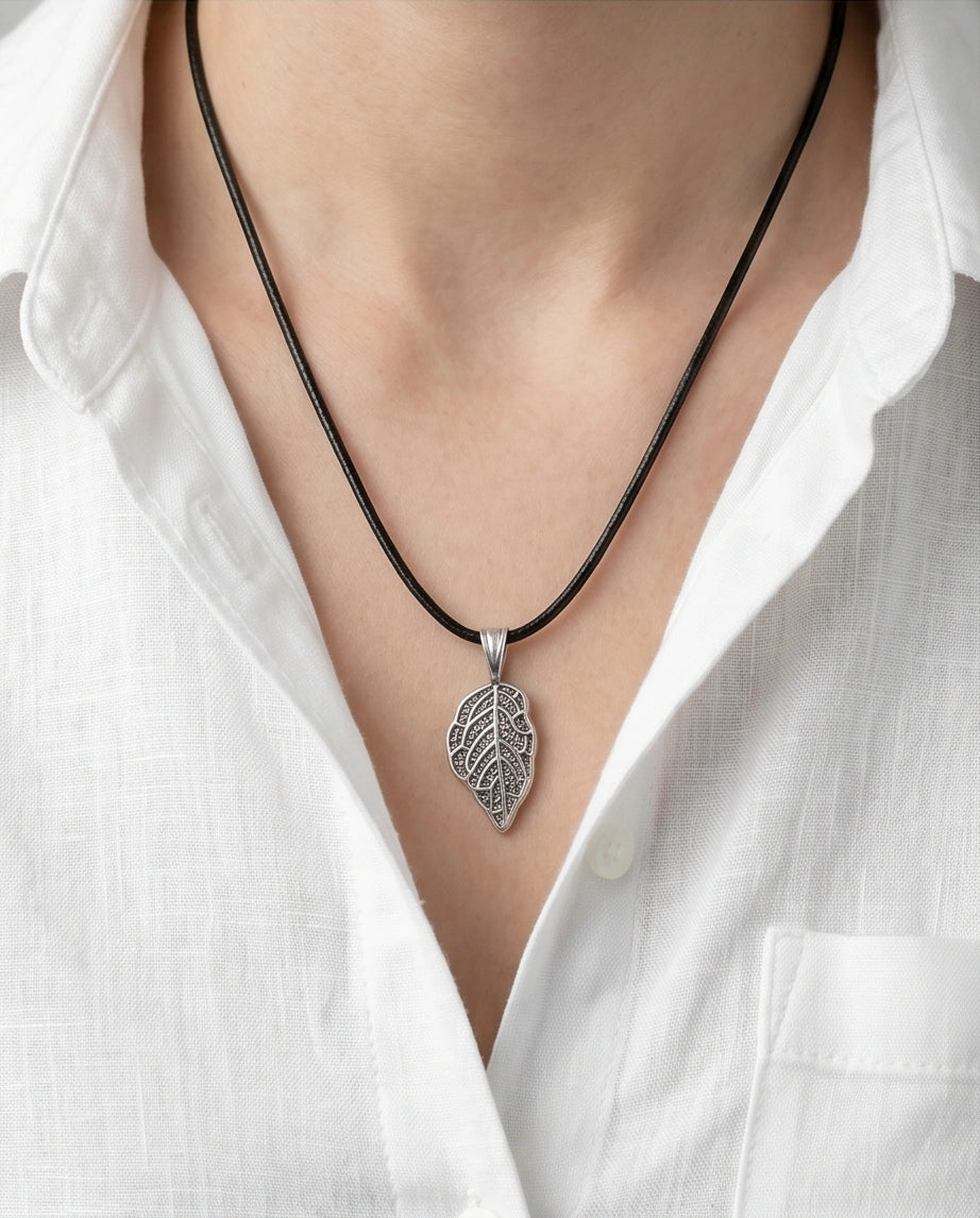 Silver Retro Textured Leaf Necklace