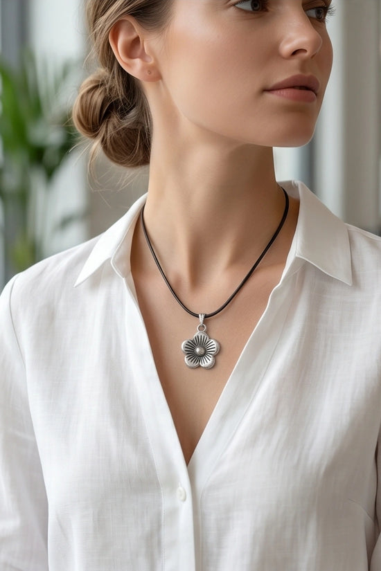 Silver Retro Flower Pendant Necklace