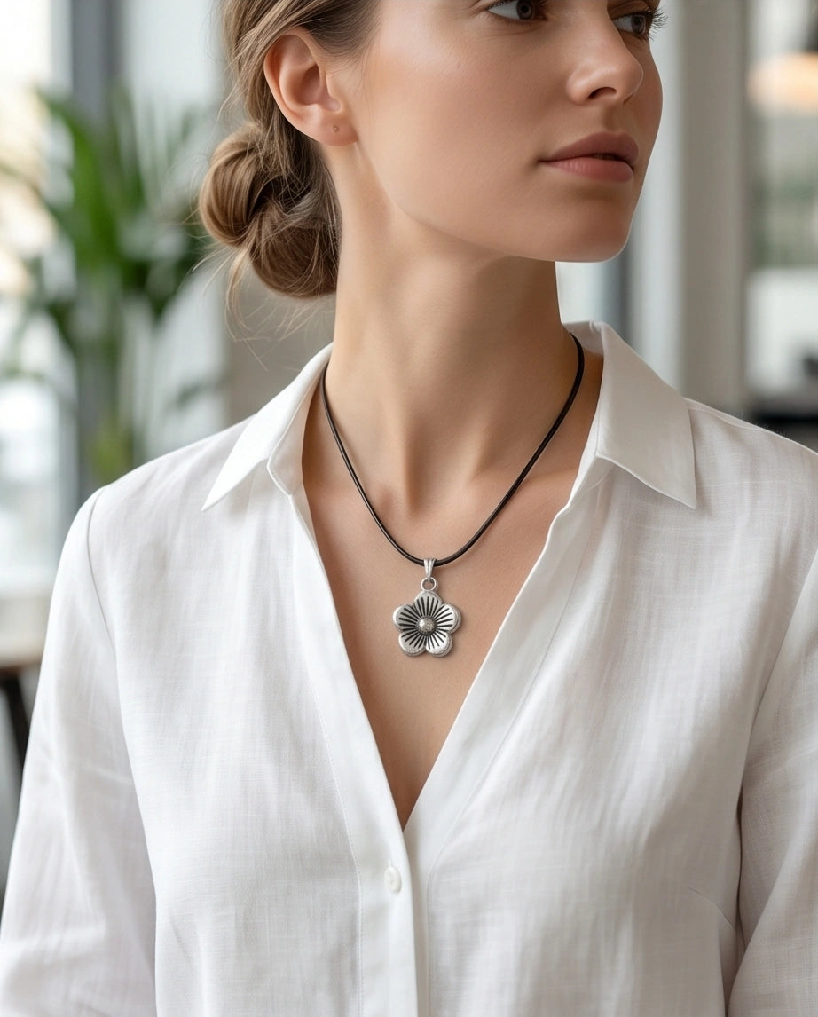 Silver Retro Flower Pendant Necklace