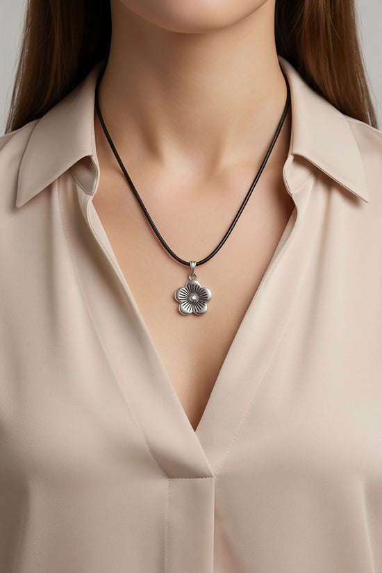 Silver Retro Flower Pendant Necklace