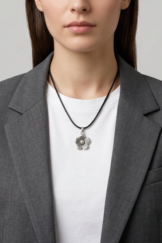 Silver Retro Flower Pendant Necklace