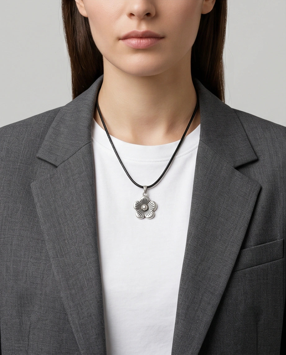 Silver Retro Flower Pendant Necklace