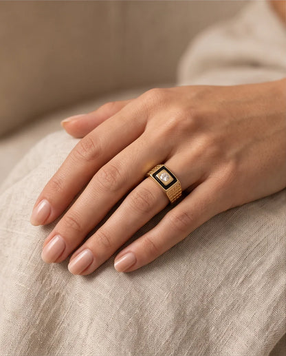 Centered Clear Gemstone Onyx Frame Lattice Gold Ring