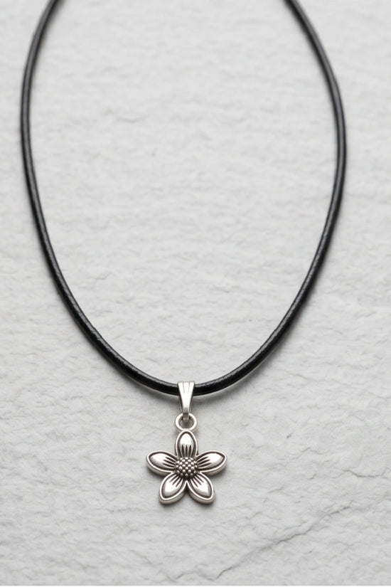Silver Retro Five-Petal Blossom Necklace