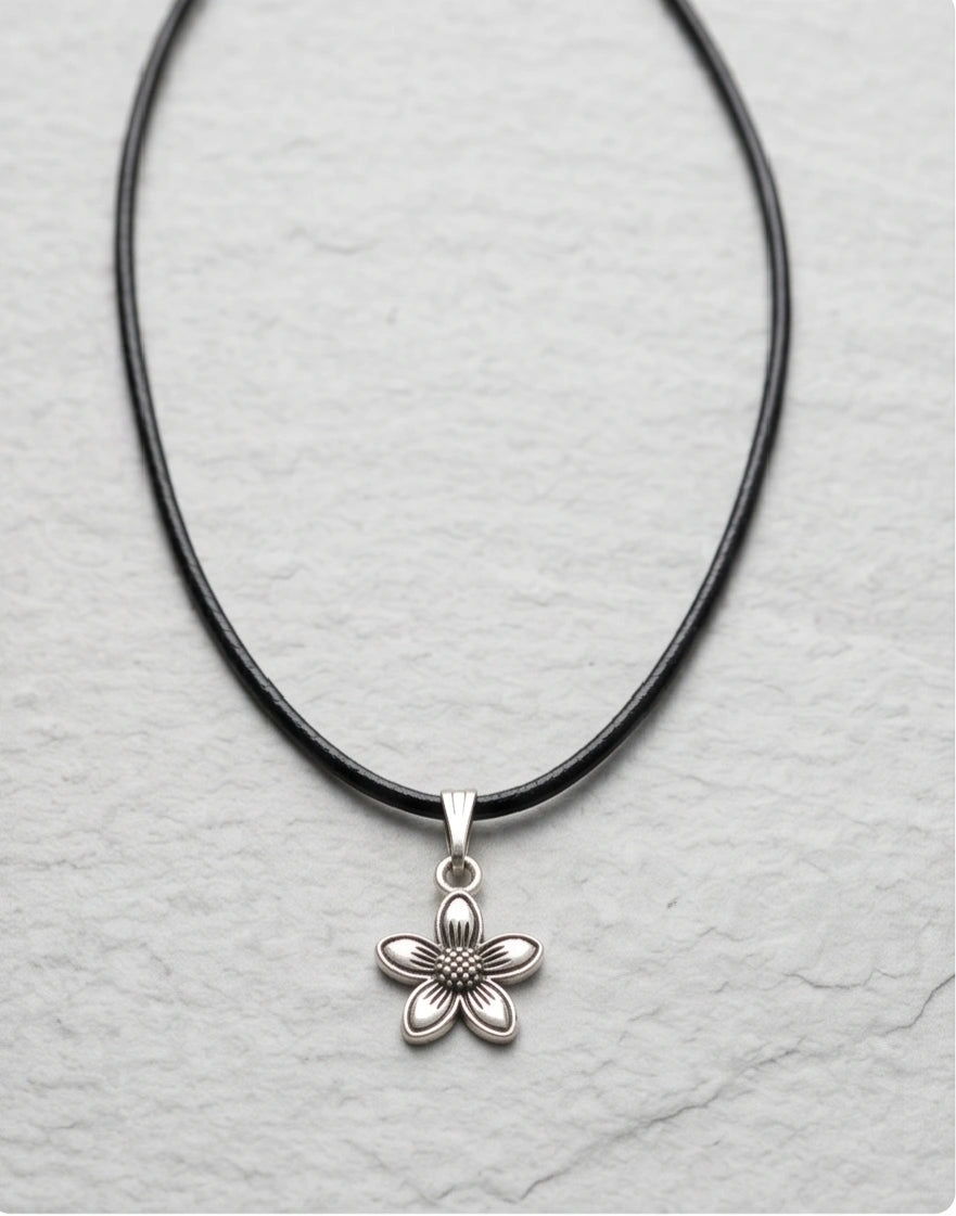 Silver Retro Five-Petal Blossom Necklace