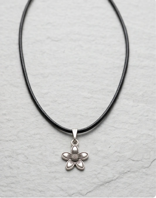 Silver Retro Five-Petal Blossom Necklace