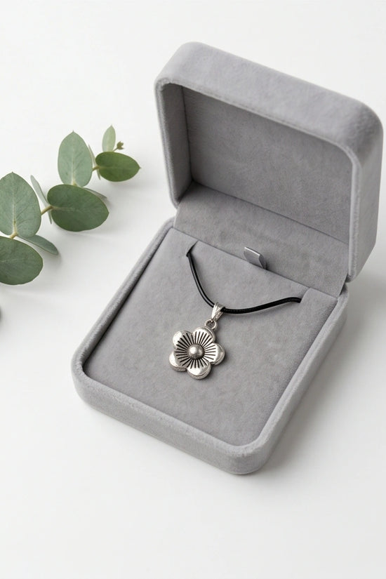 Silver Retro Flower Pendant Necklace