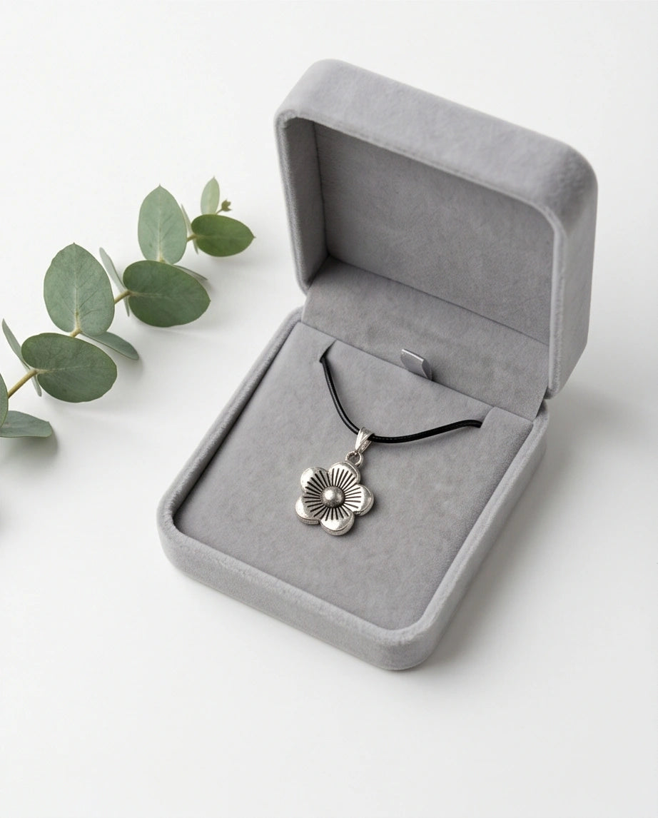 Silver Retro Flower Pendant Necklace