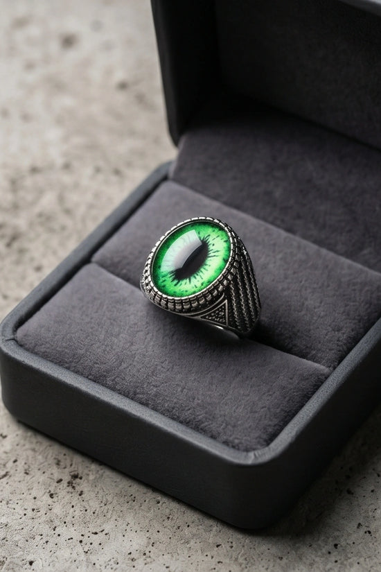 Vintage Sterling Silver Emerald Reptile's Eye Statement Ring